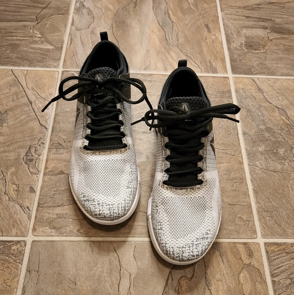 Black & White Reeboks - Picture 2 of 7